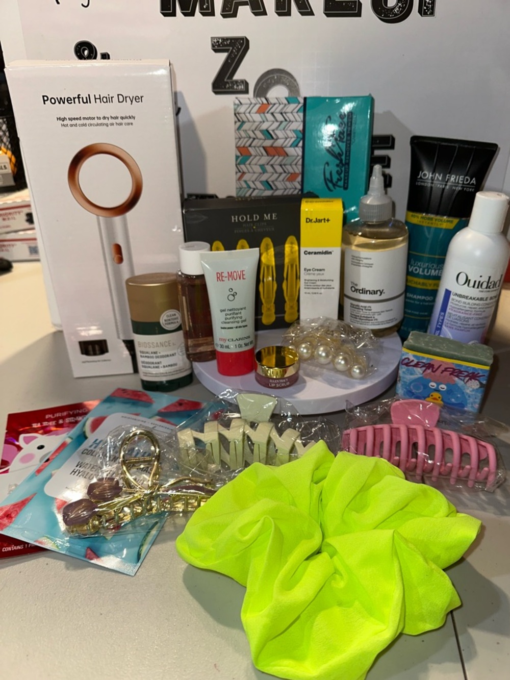 Beauty bundle everything in pic is included:)